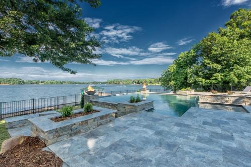 Azalea Retreat by AvantStay Sleeps 34 Pool
