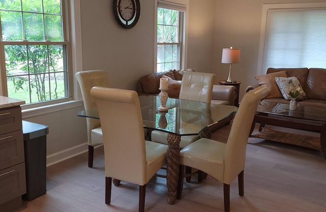 B-Southern Charm- 4 miles to Downtown Charleston and Close To All Areas!