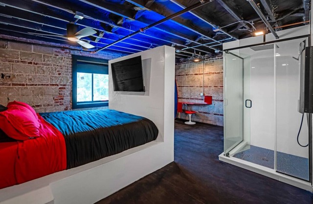 Artsy, unique micro-hotel suite in b3experience Sparta: Suite 4, "Begin"