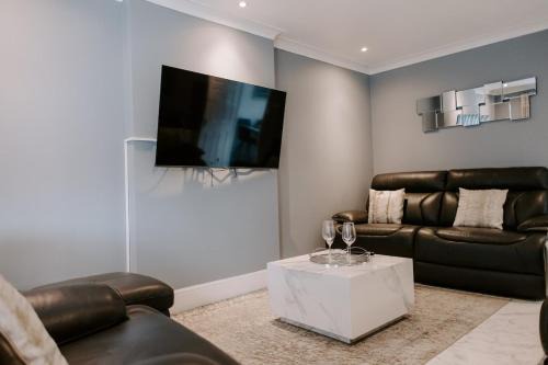 Badger Lane - 3 Bedroom House, parking and garden!