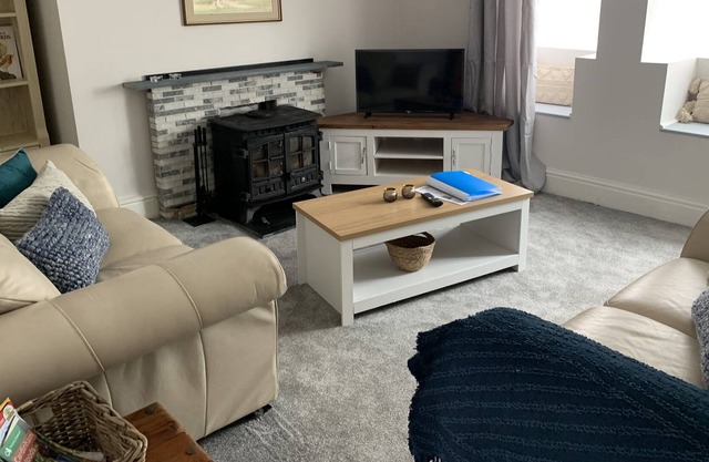 BAKERS COTTAGE, character holiday cottage, with open fire in Delabole