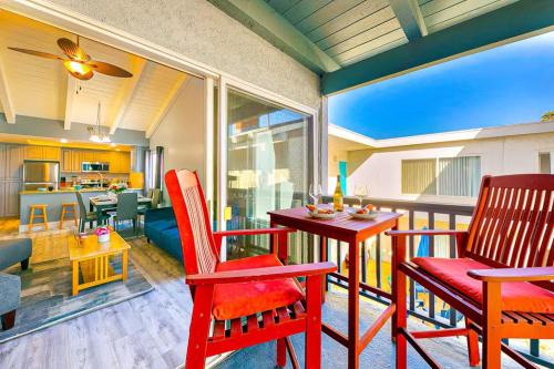 Balboa Peninsula Hidden Gem with Private Balcony & Stunning Views
