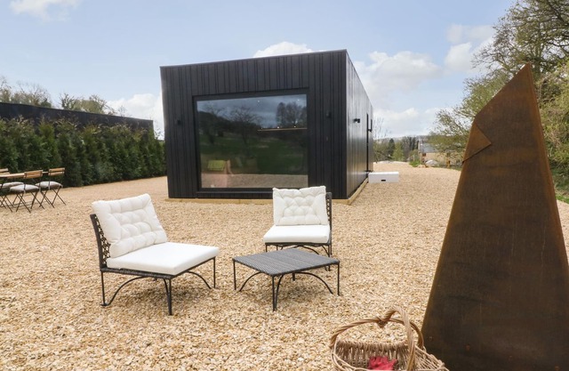 BANTAM HOUSE 1, romantic, with a garden in Cheltenham