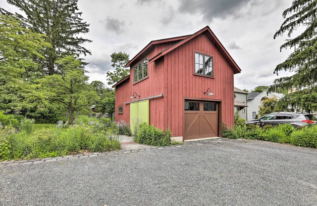 Barn-Like Studio Suite w/ Flowering Garden!