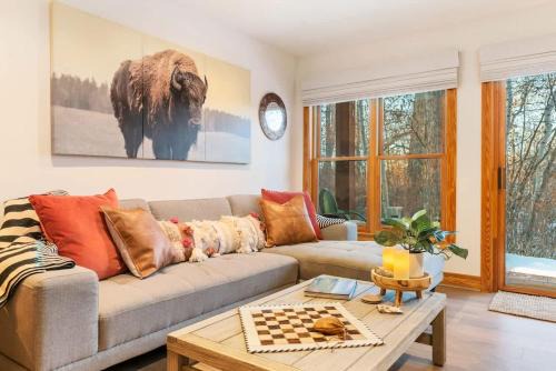 Basecamp Stays: Upscale Getaway Shuttle Hot Tubs