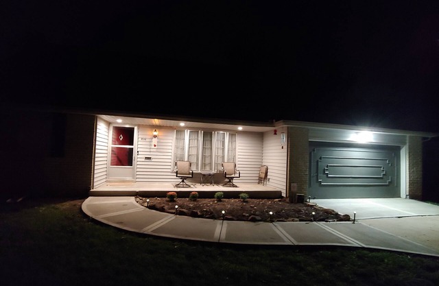 Two story ranch sleeps 8 in the quaint area of Kansas City called Waldo
