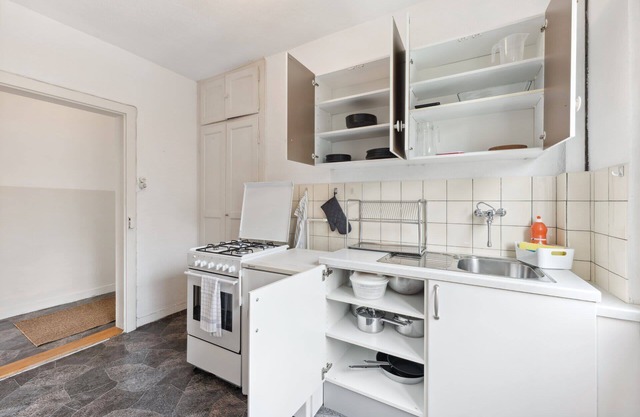 Basic 2BR Apartment with Full Kitchen