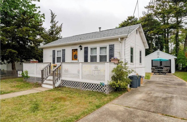Bay Breeze! Charming 2-bedroom cottage on the Bay!