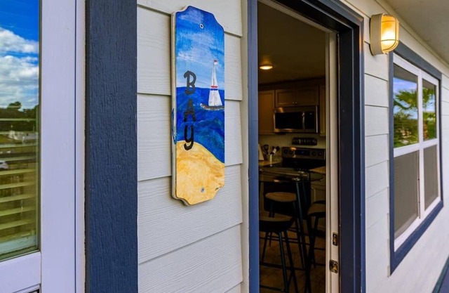 BAY SUITE- 5 MIN WALK TO BEACH