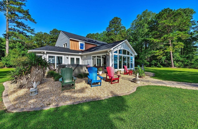 Frente al río Blounts Creek Home w / Dock & Beach!