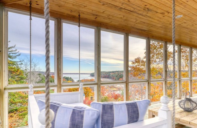 ¡NUEVO LISTADO! Casa frente a la bahía con vistas de 270 grados, terraza y porche, cerca de Popham Beach