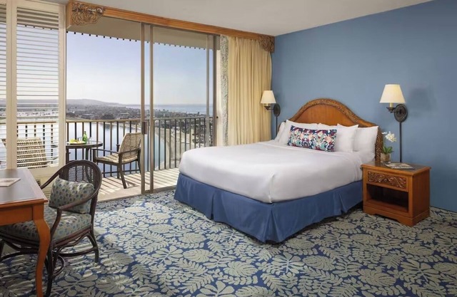 Bayfront King Room Escape | Catamaran Hotel & Spa Retreat