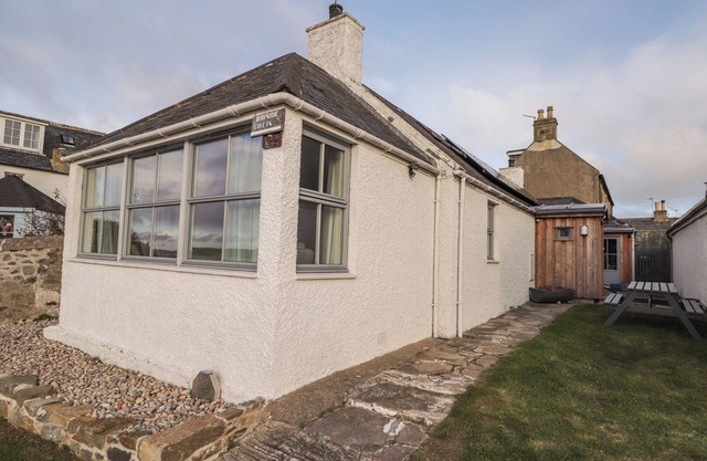 BAYSIDE COTTAGE, family friendly, country holiday cottage in Findhorn