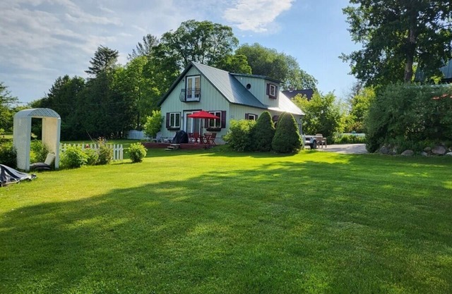 Be our guests cottage Close to Lake Michigan and 10 minutes to Charlevoix.