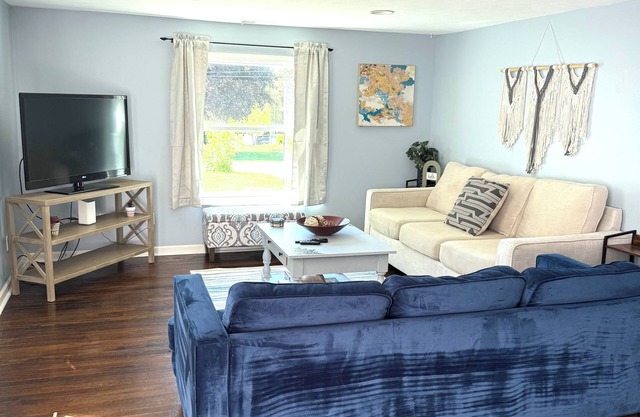 Beach Bliss, Pet Friendly Retreat Near Lake MI