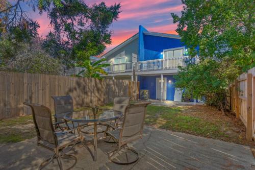 Beach Bum Club with Beach Gear included, 6 min walk to beach, BBQ, pet friendly