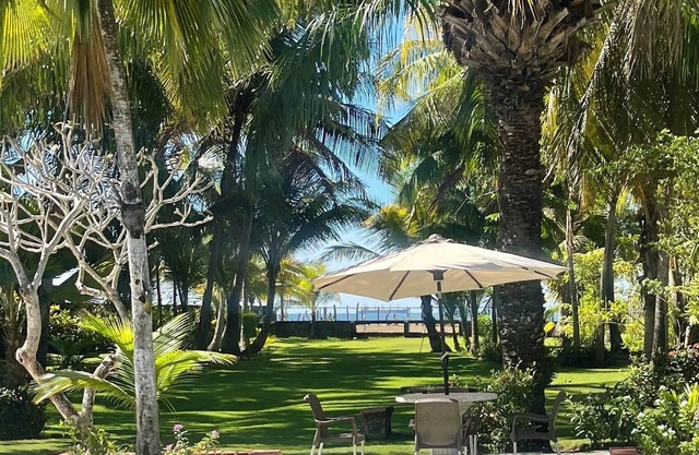 ¡Private Beach Front Retro House!