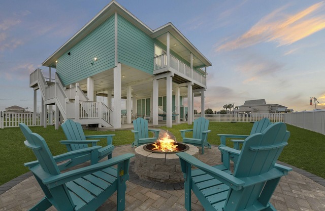 Beach Getaway. 2 King Beds. Walk to Beach. Fire Pit, BBQ Grill and Ping Pong
