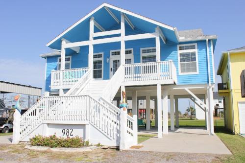 Beach Getaway at 2 Pelicans Walk to the Water