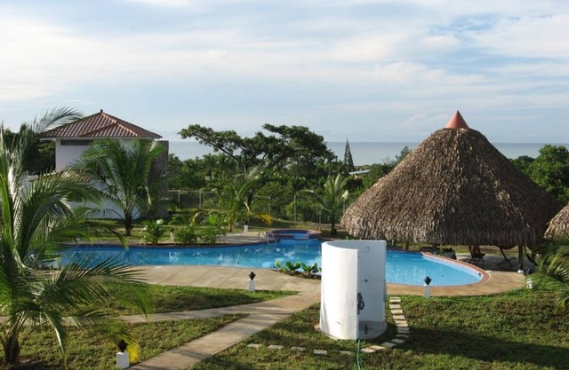 Casa de Playa en el paraíso w / vista al mar, acceso a la playa, piscina, Wi-Fi, A / C y TV por cable