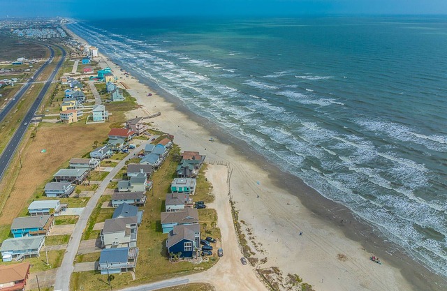 Beach House! 2nd Row! 6 minutes to Galveston Activities!
