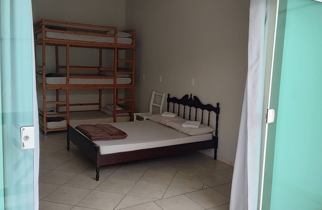 Beach house for families of up to 23 people in Piçarras / Beto Carrero