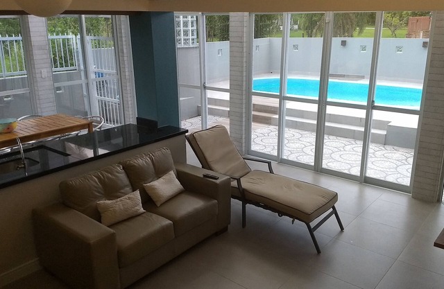 casa de playa con piscina, zona de barbacoa y un parque, a 250 metros de la playa.