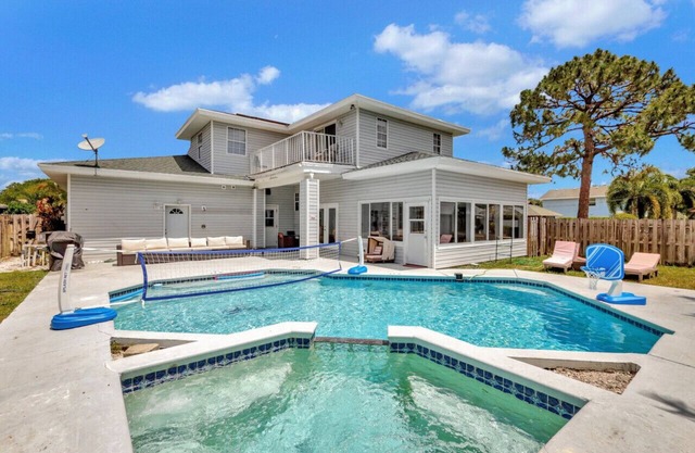 Beach Proximity Home: BBQ Grill, Game Room, Mini Golf, Private Pool (non-heated)/ FL