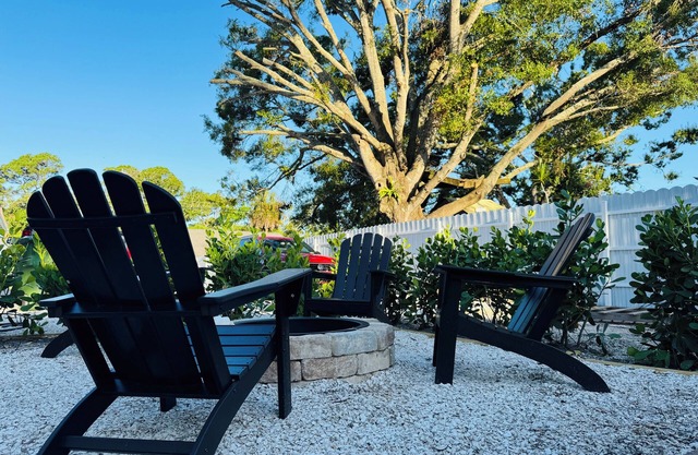 Beach Vibes + Office Ready Sarasota Gem Dining & Culture Nearby Fire Pit