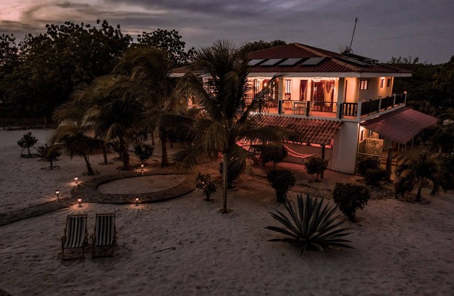 BEACH VILLA - BEACHFRONT - A/C / HOT SHOWER