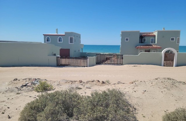Beachfront 3, 4, 5 bedroom property. Free Pets!