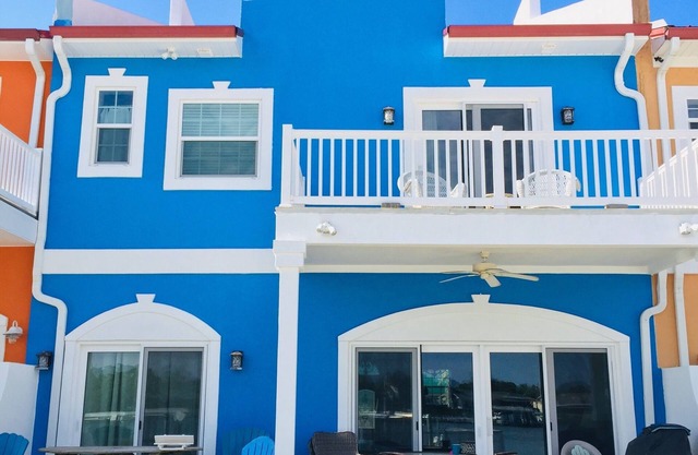 Impresionante casa frente al mar 4BR / 4BA / slps10, pasos a la playa privada
