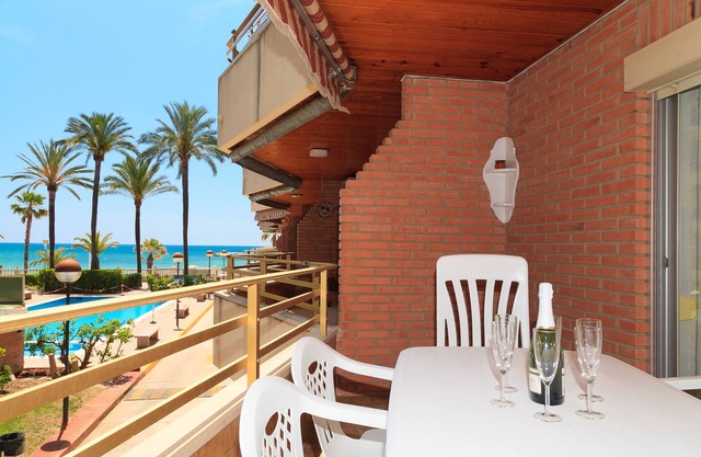 Apartamento con Piscina frente a la Playa · UHC SOL DE ESPAÑA 208