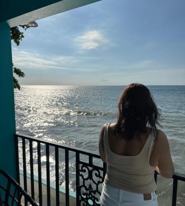 Beachfront balcony 2nd floor retreat Sleeps 6