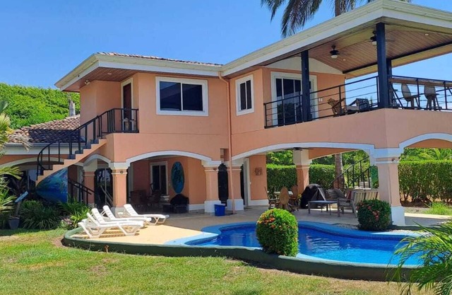 Frente a la playa 3BR Home W / Piscina privada en Playa Hermosa 3 millas al sur de Jaco