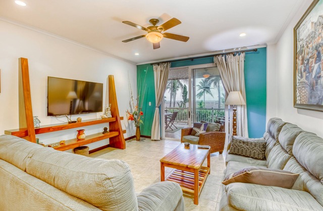 Condominio frente al mar con acceso a la piscina compartida, un amplio balcón y vista al mar.