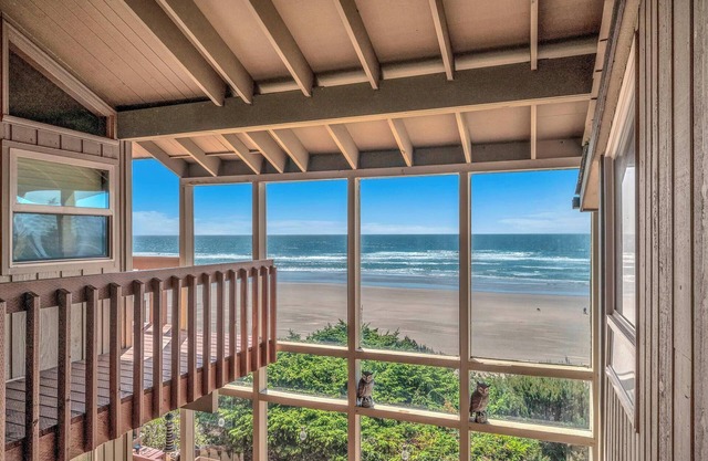 ¡Experimente Driftwood Beach Guest House, una casa frente al mar en Seal Rock, OR!