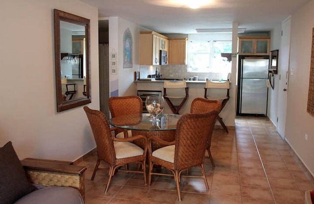 Frente a la playa, elegante jardín Apt 2BR-2BA por Rainforest