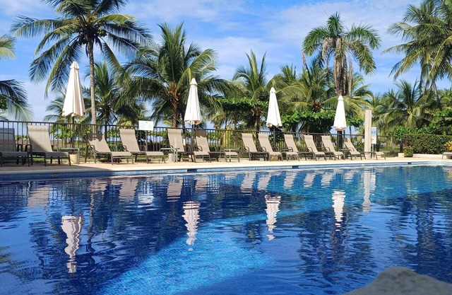 Condo familiar con vista al mar y piscina, con acceso a la Playa y cama King
