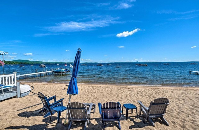 ¡NUEVO! Sebago Cottage frente a la playa w / Deck + Grill!