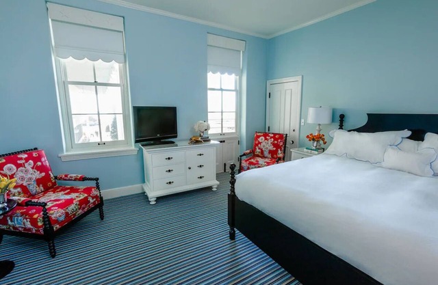 Beachfront Stay in Historic Victorian District l Pool, Bike, Spa & Valet Parking