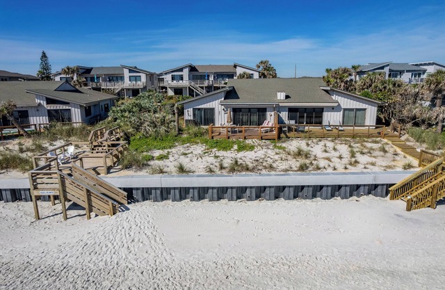 Casa de pueblo maravillosamente espaciosa, directa frente al mar con loft - Sea Dunes A2