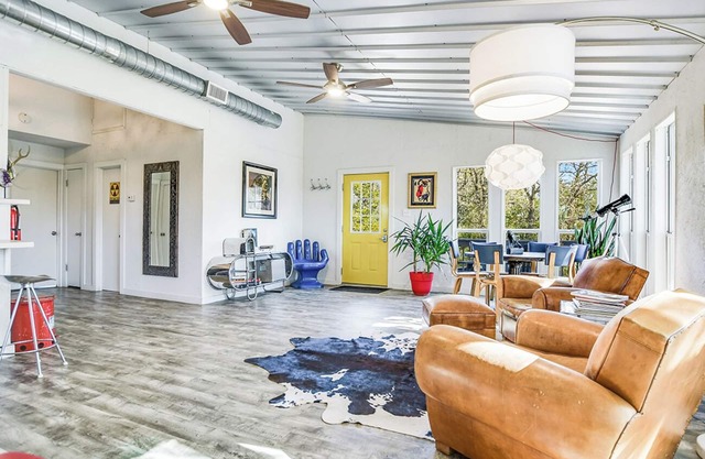 BeachHouze in Round Top