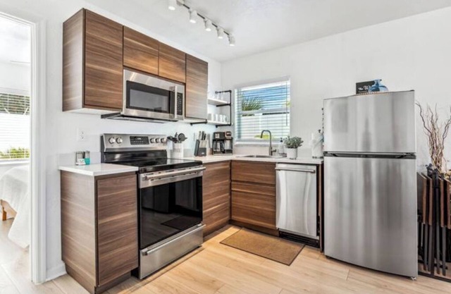 Beachside 4-Private Suites in Treasure Island