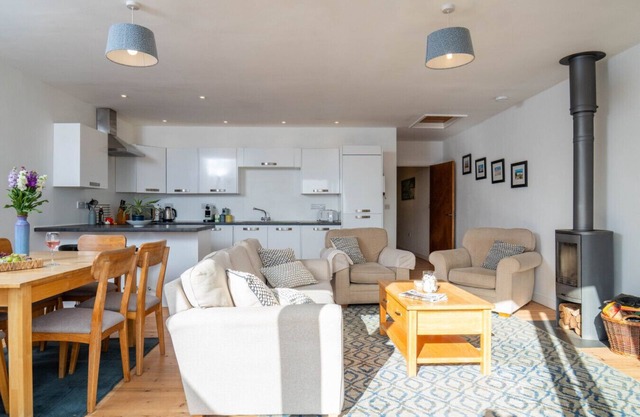 * Nueva propiedad * 2BR Home By The Beach con patio orientado al sur y vistas al mar
