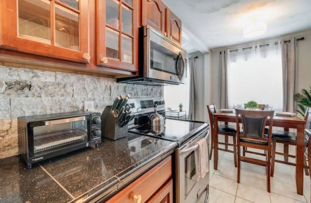 Beachside Retreat: 2BR Luxury Condo King Bed