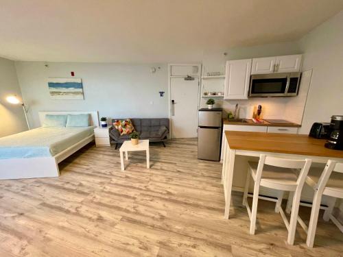 Beachside Studio w Ocean View Steps to the Sand