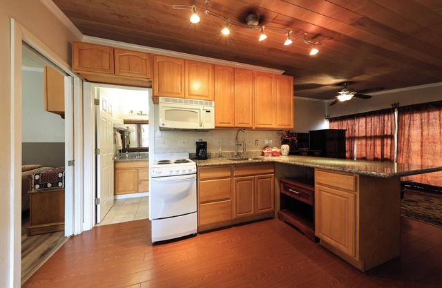 Beachwood Condos& Resort, Pool Side Condo with 2 Queen Beds & Kitchen near beach