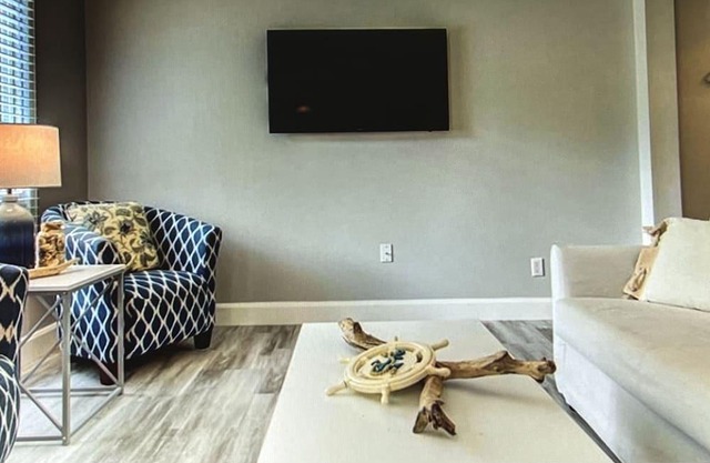 Beachy Chic- Completely renovated-Steps from Beach
