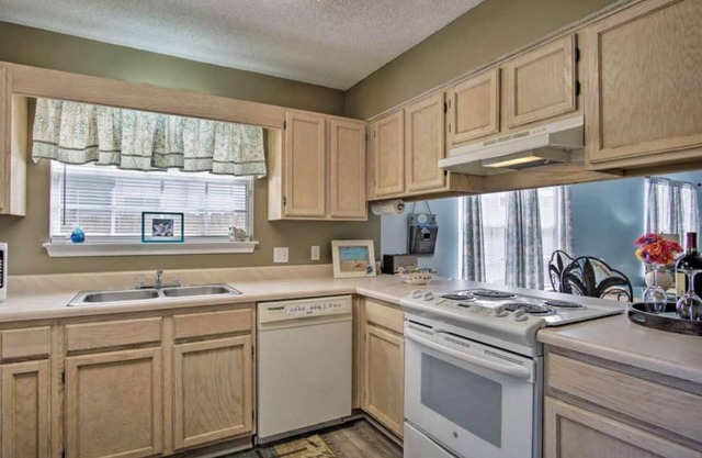 Beachy Home in quiet neighborhood!! Must See!